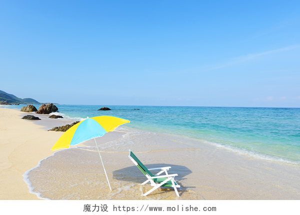 美丽海滩上的太阳伞和椅子在夏季的 beaautiful 海滩